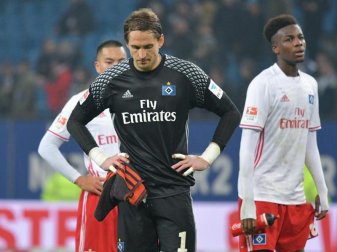 Torwart Rene Adler (M) und Gideon Jung (r) konnten wieder mit dem HSV trainieren. Foto: Axel Heimken Torwart Rene Adler (M) und Gideon Jung (r) konnten wieder mit dem HSV trainieren. Foto: Axel Heimken