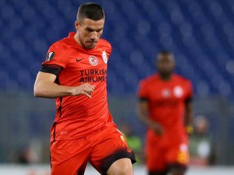 Fünferpack: Podolski schießt Viertligisten im Pokal ab Fünferpack: Podolski schießt Viertligisten im Pokal ab