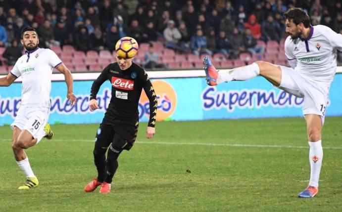 Neapels José Callejon (M) erzielt das Tor zum 1:0 gegen Florenz in der 71. Minute. Foto: Ciro Fusco
