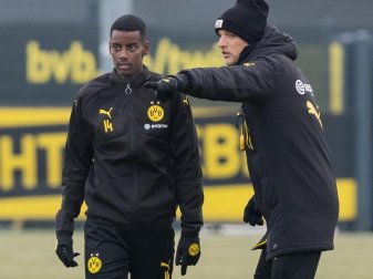 Dortmunds Trainer Thomas Tuchel gibt Anweisungen an Neuzugang Alexander Isak. Foto: Guido Kirchner