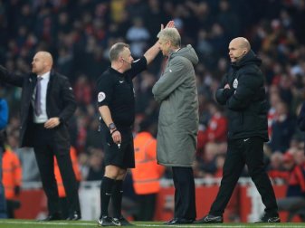 Schiedsrichter Jonathan Moss hatte Arsene Wenger gegen den FC Burnley auf die Tribüne geschickt. Foto: Mike Egerton Schiedsrichter Jonathan Moss hatte Arsene Wenger gegen den FC Burnley auf die Tribüne geschickt. Foto: Mike Egerton