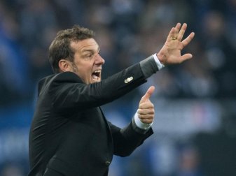 Trainer Markus Weinzierl will mit Schalke einen Heimsieg gegen Frankfurt. Foto: Bernd Thissen