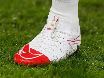 Wayne Rooneys Fußballschuh mit einer Goldenen 250 auf der Lasche. Foto: Martin Rickett