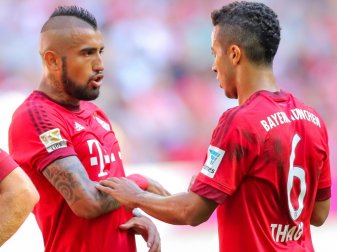 Arturo Vidal (l.) und Thiago fehlen den Bayern