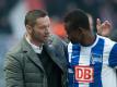 Hertha-Trainer Pal Dardai (l) setzt in Freiburg auf Salomon Kalou. Foto: Oliver Mehlis