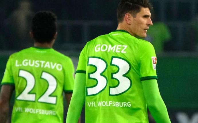 Wolfsburgs Mario Gomez (r) war nach der Niederlage gegen Augsburg wütend. Foto: Peter Steffen