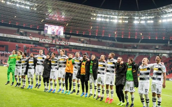 Die Gladbacher Spieler feierten den Auswärtssieg in Leverkusen. Foto: Marius Becker
