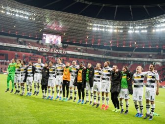 Die Gladbacher Spieler feierten den Auswärtssieg in Leverkusen. Foto: Marius Becker Die Gladbacher Spieler feierten den Auswärtssieg in Leverkusen. Foto: Marius Becker