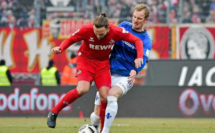 Der Kölner Marco Höger (l) im Duell mit Darmstadts Jan Rosenthal. Foto: Thorsten Wagner