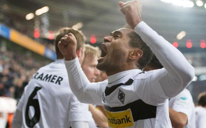 Auch Raffael jubelte über den ersten Auswärtssieg der Gladbacher in dieser Saison. Foto: Marius Becker