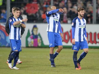 Herthas Spieler gehen nach der 1:2-Niederlage gegen Freiburg enttäuscht vom Platz. Foto: Patrick Seeger Herthas Spieler gehen nach der 1:2-Niederlage gegen Freiburg enttäuscht vom Platz. Foto: Patrick Seeger