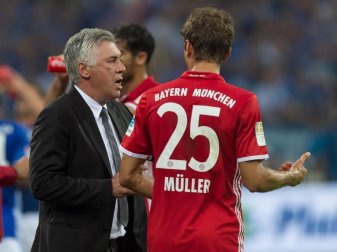 Bayern-Trainer Carlo Ancelotti (l) ist von Thomas Müllers Torflaute nicht beunruhigt: «Für uns ist er mehr ein Mannschaftsspieler als ein Top-Torjäger.» Foto: Guido Kirchner