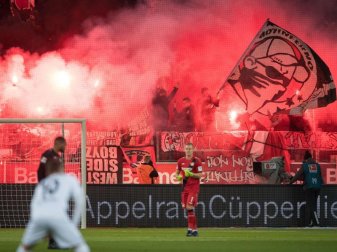 Vor dem Rhein-Derby gegen Borussia Mönchengladbach zündeten einige Bayer-Fans Bengalos und Böller. Foto: Marius Becker Vor dem Rhein-Derby gegen Borussia Mönchengladbach zündeten einige Bayer-Fans Bengalos und Böller. Foto: Marius Becker