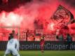 Vor dem Rhein-Derby gegen Borussia Mönchengladbach zündeten einige Bayer-Fans Bengalos und Böller. Foto: Marius Becker