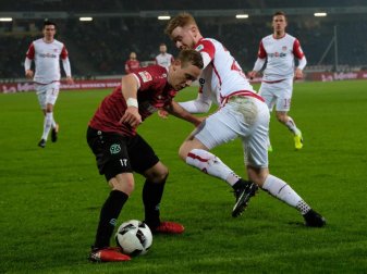 Hannovers Uffe Bech (l.) im Zweikampf mit Sebastian Kerk. Foto: Peter Steffen Hannovers Uffe Bech (l.) im Zweikampf mit Sebastian Kerk. Foto: Peter Steffen