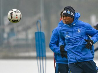 Vor Wind und Wetter geschützt nimmt Neuzugang Walace am HSV-Training teil. Foto: Axel Heimken Vor Wind und Wetter geschützt nimmt Neuzugang Walace am HSV-Training teil. Foto: Axel Heimken
