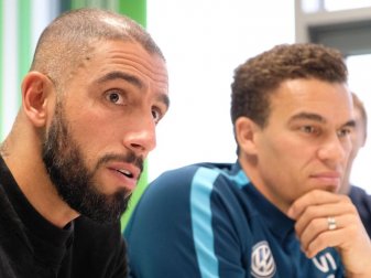 Ashkan Dejagah (l) freut sich auf die Bundesliga. Foto: Peter Steffen Ashkan Dejagah (l) freut sich auf die Bundesliga. Foto: Peter Steffen
