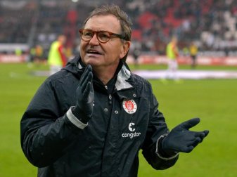 Die Vereinsführung des FC St. Pauli spricht Trainer Ewald Lienen weiter das Vertrauen aus. Foto: Axel Heimken Die Vereinsführung des FC St. Pauli spricht Trainer Ewald Lienen weiter das Vertrauen aus. Foto: Axel Heimken
