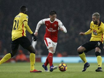 Rückschlag für Mesut Özil (M.) und den FC Arsenal Rückschlag für Mesut Özil (M.) und den FC Arsenal