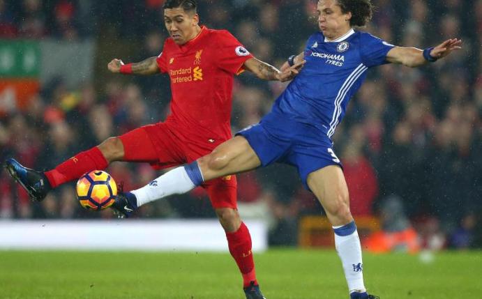 Chelseas David Luiz (r.) im Duell mit Roberto Firmino. Foto: Dave Thompson