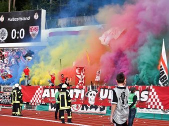 Fans des VFB Stuttgart brennen beim FC Homburg farbige Rauchbomben ab. Foto: Oliver Dietze