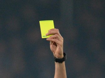 Das IFAB prüft, ob Zeitstrafen nach Gelben Karten beispielsweise im Jugendfußball eingeführt werden könnten. Foto: Daniel Reinhardt