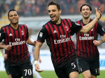 Giacomo Bonaventura jubelt nach einem Treffer im Ligaspiel gegen Pescara. Der Mittelfeldspieler musste wegen einer schweren Verletzung operiert werden. Foto: Matteo Bazzi Giacomo Bonaventura jubelt nach einem Treffer im Ligaspiel gegen Pescara. Der Mittelfeldspieler musste wegen einer schweren Verletzung operiert werden. Foto: Matteo Bazzi