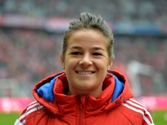 Freut sich über ihr Comeback auf dem Rasen: Lena Lotzen