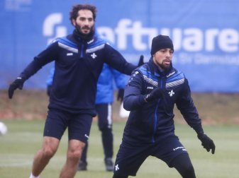 Die Neuzugänge Hamit Altintop (l) und Sidney Sam beim Training von SV Darmstadt 98. Foto: Frank Rumpenhorst Die Neuzugänge Hamit Altintop (l) und Sidney Sam beim Training von SV Darmstadt 98. Foto: Frank Rumpenhorst