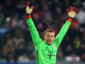 Torwart Manuel Neuer warnt vor dem Team aus Gelsenkirchen: «Schalke steht ein bisschen mit dem Rücken zur Wand.» Foto: Patrick Seeger Torwart Manuel Neuer warnt vor dem Team aus Gelsenkirchen: «Schalke steht ein bisschen mit dem Rücken zur Wand.» Foto: Patrick Seeger