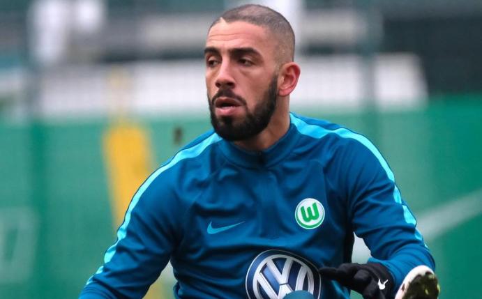 Wolfsburgs Neuzugang Ashkan Dejagah hält sich derweil beim Training fit. Foto: Peter Steffen