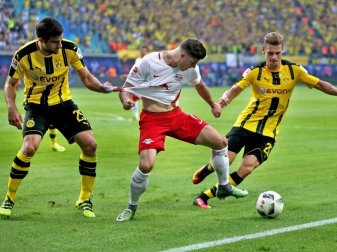 Szene aus dem Hinspiel: Dortmunds Sokratis (l) und Lukasz Pisczek versuchen, Leipzigs Marcel Sabitzer zu stoppen. Foto: Jan Woitas Szene aus dem Hinspiel: Dortmunds Sokratis (l) und Lukasz Pisczek versuchen, Leipzigs Marcel Sabitzer zu stoppen. Foto: Jan Woitas