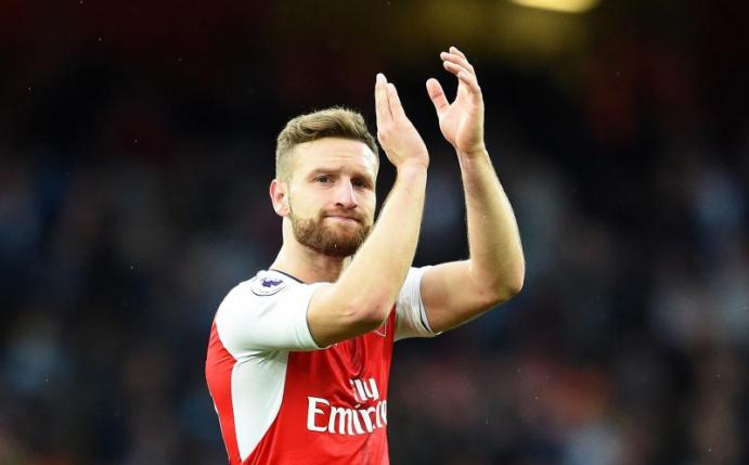 Shkodran Mustafi trifft mit dem FC Arsenal im Topspiel auf Chelsea. Foto: Facundo Arrizabalaga