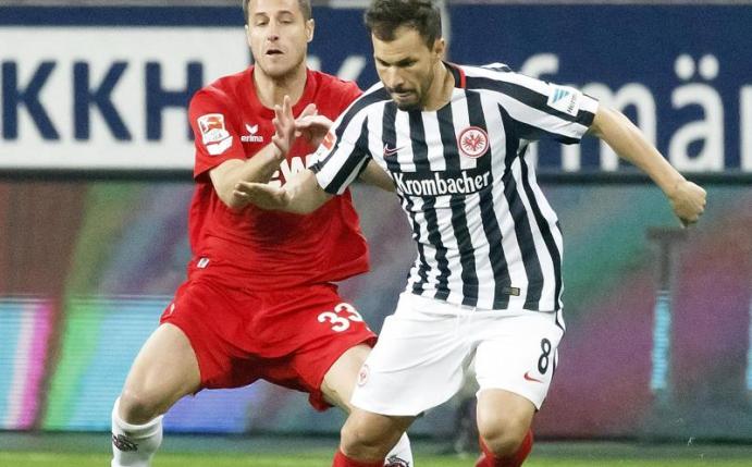 Szabolcs Huszti (r.) verlässt die Frankfurter Eintracht und kehrt nach China zurück. Foto: Ronald Wittek