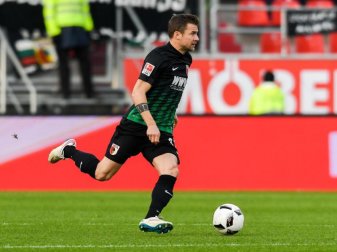 Ob Daniel Baier gegen Werder Bremen für Augsburg auflaufen kann, ist noch unklar. Foto: Armin Weigel Ob Daniel Baier gegen Werder Bremen für Augsburg auflaufen kann, ist noch unklar. Foto: Armin Weigel