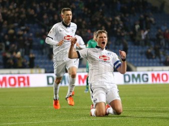 Torjäger Klos (r.) schießt Bielefeld zum Sieg Torjäger Klos (r.) schießt Bielefeld zum Sieg