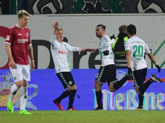 Die Fürther Spieler (r) feiern den Sieg über Hannover 96. foto: Hans-Martin Issler Die Fürther Spieler (r) feiern den Sieg über Hannover 96. foto: Hans-Martin Issler