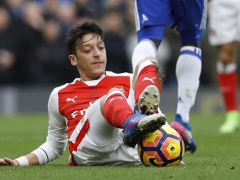 Mesut Özil und der FC Arsenal verloren beim FC Chelsea. Foto: Frank Augstein Mesut Özil und der FC Arsenal verloren beim FC Chelsea. Foto: Frank Augstein