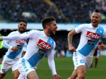 Neapels Dries Mertens (M) und Martin Hamsik (r) trafen je dreimal gegen Bologna. Foto: Cesare Abbate Neapels Dries Mertens (M) und Martin Hamsik (r) trafen je dreimal gegen Bologna. Foto: Cesare Abbate