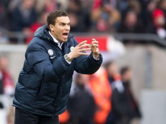 Wolfsburgs Trainer Valerien Ismael regt sich im Spiel gegen den 1. FC Köln auf. Foto: Marius Becker Wolfsburgs Trainer Valerien Ismael regt sich im Spiel gegen den 1. FC Köln auf. Foto: Marius Becker