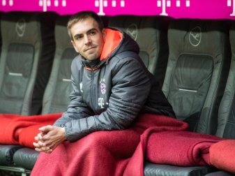Philipp Lahm wartet auf seine Einwechslung. Bis zur 77. Minute musste er sich gedulden. Foto: Matthias Balk Philipp Lahm wartet auf seine Einwechslung. Bis zur 77. Minute musste er sich gedulden. Foto: Matthias Balk