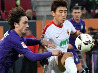 Augsburgs Ja-Cheol Koo (r) leidet an einem lädierten rechten Sprunggelenk. Foto: Stefan Puchner Augsburgs Ja-Cheol Koo (r) leidet an einem lädierten rechten Sprunggelenk. Foto: Stefan Puchner