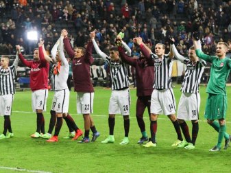 Die Frankfurter feiern den Sieg im Hessenderby. Foto: Frank Rumpenhorst Die Frankfurter feiern den Sieg im Hessenderby. Foto: Frank Rumpenhorst