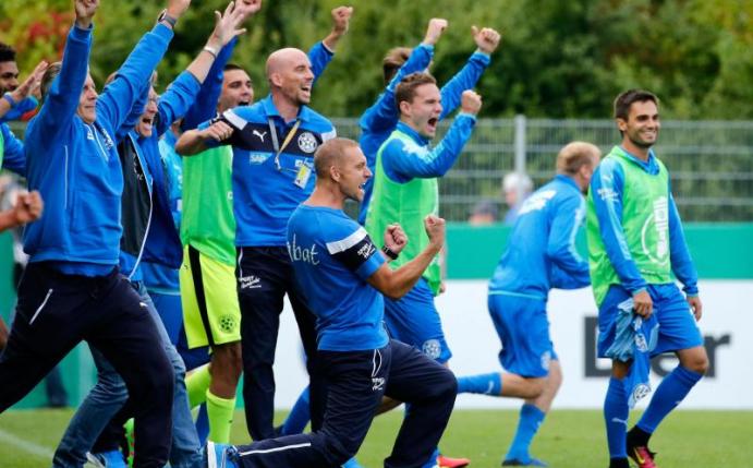 Matthias Born (M) und sein Team von Astoria Walldorf möchten mit einem Sieg gegen Arminia Bielefeld ihren Ruf als Sensations-Team untermauern. Foto: Ronald Wittek