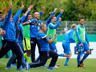 Matthias Born (M) und sein Team von Astoria Walldorf möchten mit einem Sieg gegen Arminia Bielefeld ihren Ruf als Sensations-Team untermauern. Foto: Ronald Wittek Matthias Born (M) und sein Team von Astoria Walldorf möchten mit einem Sieg gegen Arminia Bielefeld ihren Ruf als Sensations-Team untermauern. Foto: Ronald Wittek