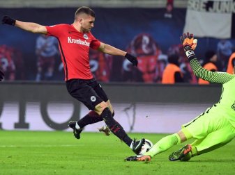 Niko Kovac über seinen Spieler Ante Rebic (l): «Der Junge hat ein Riesenpotenzial. Wenn er das abruft, dann passiert das, was wir heute gesehen haben.» Foto: Hendrik Schmidt Niko Kovac über seinen Spieler Ante Rebic (l): «Der Junge hat ein Riesenpotenzial. Wenn er das abruft, dann passiert das, was wir heute gesehen haben.» Foto: Hendrik Schmidt