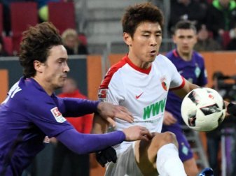 Augsburgs Ja-Cheol Koo (r) im Duell mit Werders Thomas Delaney. Foto: Stefan Puchner Augsburgs Ja-Cheol Koo (r) im Duell mit Werders Thomas Delaney. Foto: Stefan Puchner