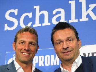 Trainer Markus Weinzierl und Manager Christian Heidel (r) posieren bei einer Pressekonferenz. Heidel beschreibt Sandhausen als einen «unangenehmen Gegner». Foto: Ina Fassbender Trainer Markus Weinzierl und Manager Christian Heidel (r) posieren bei einer Pressekonferenz. Heidel beschreibt Sandhausen als einen «unangenehmen Gegner». Foto: Ina Fassbender