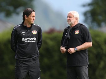 Leverkusens Sportdirektor Rudi Völler im Gespräch mit Trainer Roger Schmidt. Foto: Ina Fassbender Leverkusens Sportdirektor Rudi Völler im Gespräch mit Trainer Roger Schmidt. Foto: Ina Fassbender