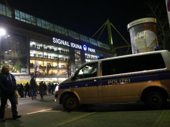 Polizei im Einsatz vor dem Stadion von Borussia Dortmund. Foto: Ina Fassbender Polizei im Einsatz vor dem Stadion von Borussia Dortmund. Foto: Ina Fassbender